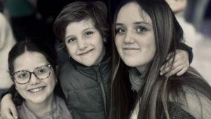 Javi junto a sus hermanas Ana y Amaya, de 11 y 15 años respectivamente